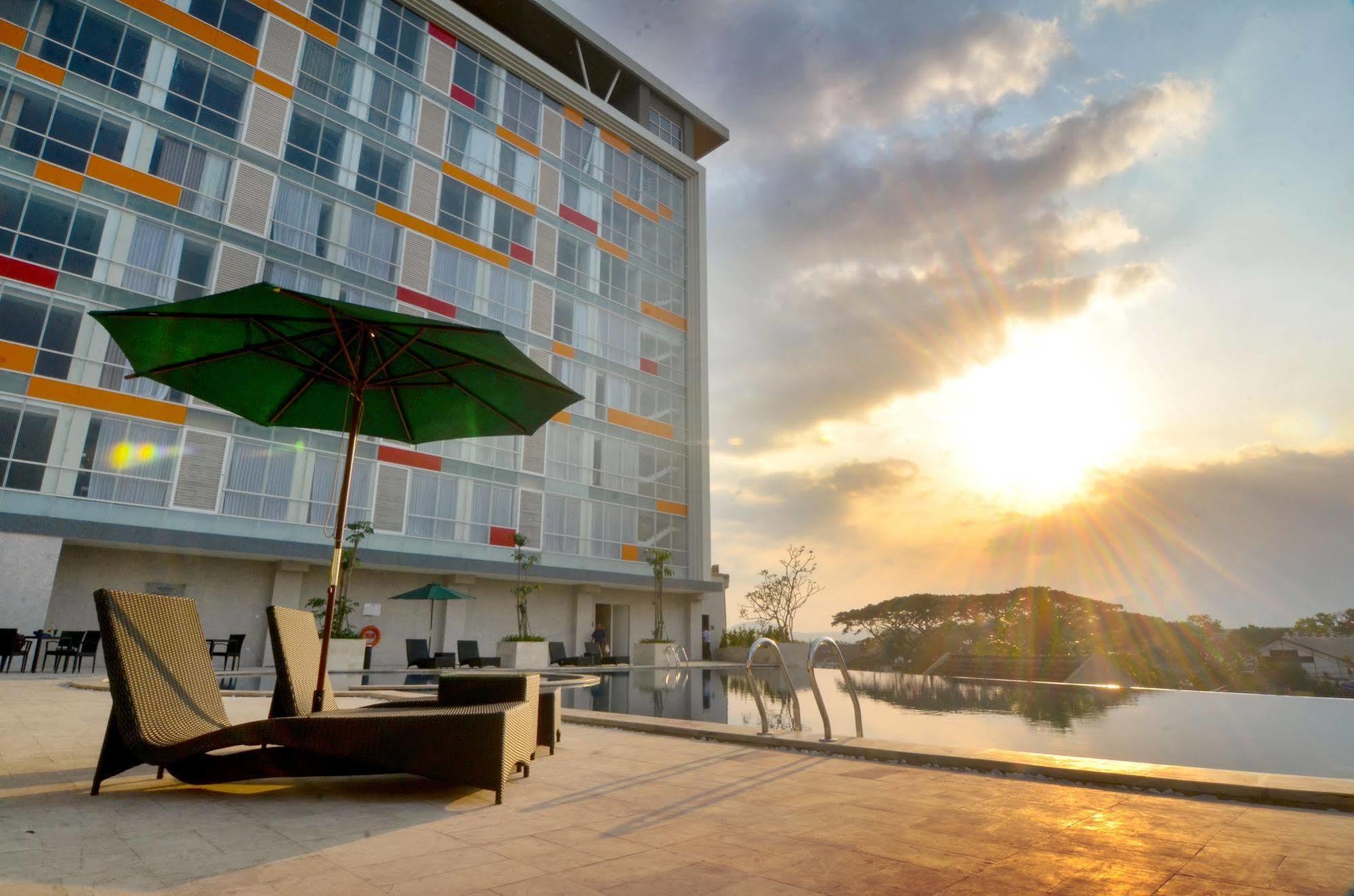 Ascent Premiere Hotel And Convention Malang Exteriör bild